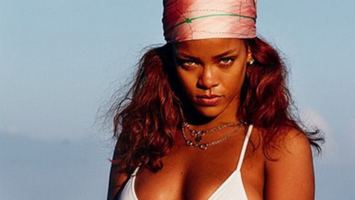 Rihanna i vit bikini. 